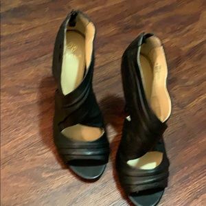 Isola black stappy pump